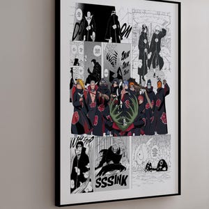 Puede incluir: Obra de arte enmarcada con una ilustración de estilo manga con paneles de personajes con túnicas negras con nubes rojas. La obra tiene un marco negro y se exhibe en una pared gris claro.