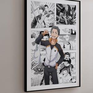 Op de afbeelding: Zwart ingelijste poster met een manga-stijl illustratie in zwart-wit. Het kunstwerk toont meerdere panelen met personages in actieposities. De centrale figuur is een jong persoon in een trainingspak.