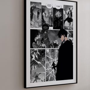 以下が含まれることがあります： 黒と白のマンガアートプリント。ダイナミックなアクションシーンと暗いコートを着た中心人物が登場するマンガコミックのパネルが特徴です。プリントは明るい灰色の壁に表示されています。