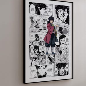 Puede incluir: Un p&oacute;ster enmarcado en blanco y negro, con paneles de un manga japon&eacute;s. La obra presenta un personaje con un atuendo rojo y negro, rodeado de escenas de acci&oacute;n y bocadillos de di&aacute;logo. El p&oacute;ster est&aacute; colgado en una pared blanca.