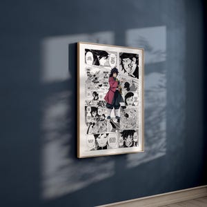 Puede incluir: Una impresi&oacute;n enmarcada con paneles de un c&oacute;mic manga. La obra de arte es en blanco y negro, con un personaje con un atuendo rojo y negro. El marco es dorado y la impresi&oacute;n se muestra en una pared azul oscuro.