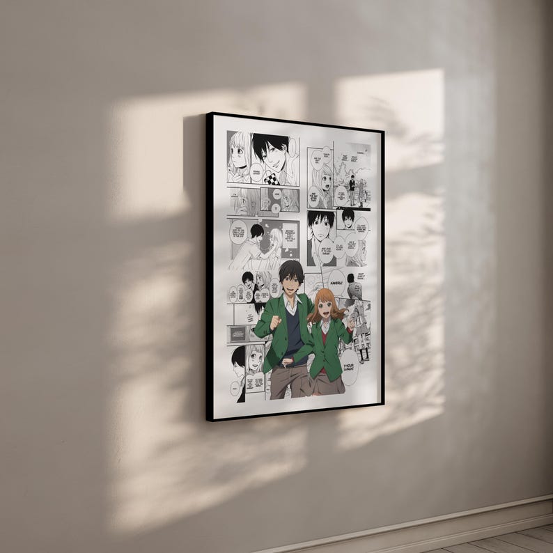 Op de afbeelding: Een ingelijste manga-kunstprint met een zwart-wit stripverhaal met een stel in het midden. Het stel draagt groene jassen en bruine broeken. De print zit in een zwart frame en hangt aan een witte muur.