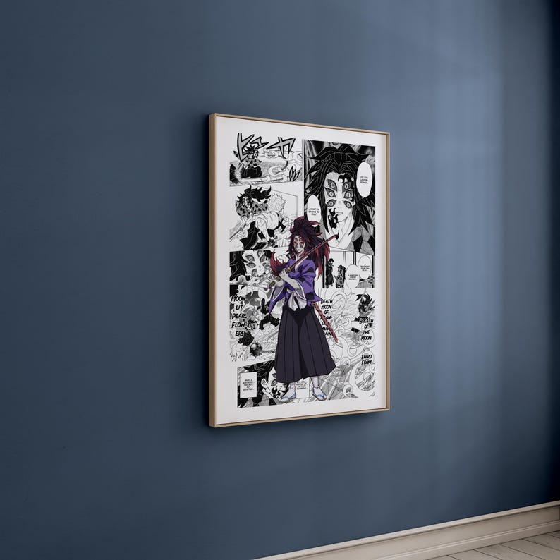Puede incluir: Impresi&oacute;n art&iacute;stica enmarcada de manga con una ilustraci&oacute;n en blanco y negro. La obra representa a un personaje con un atuendo morado y negro sosteniendo una espada, sobre un fondo de paneles de manga. La impresi&oacute;n est&aacute; en un marco dorado.