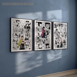 Puede incluir: Tres impresiones art&iacute;sticas de manga enmarcadas. Cada impresi&oacute;n presenta paneles en blanco y negro con personajes en varias poses. Los marcos son negros y las impresiones se muestran en una pared azul. El texto en la parte superior dice: "Este listado es solo para el p&oacute;ster &uacute;nico que se indica en el t&iacute;tulo. Los otros carteles que se muestran en la foto son solo para referencia visual."