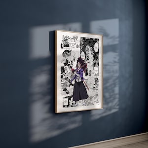 Puede incluir: Impresi&oacute;n art&iacute;stica enmarcada de manga con una ilustraci&oacute;n en blanco y negro de un personaje con un atuendo morado y negro sosteniendo una espada. La obra de arte est&aacute; en un marco dorado y cuelga de una pared azul oscuro.