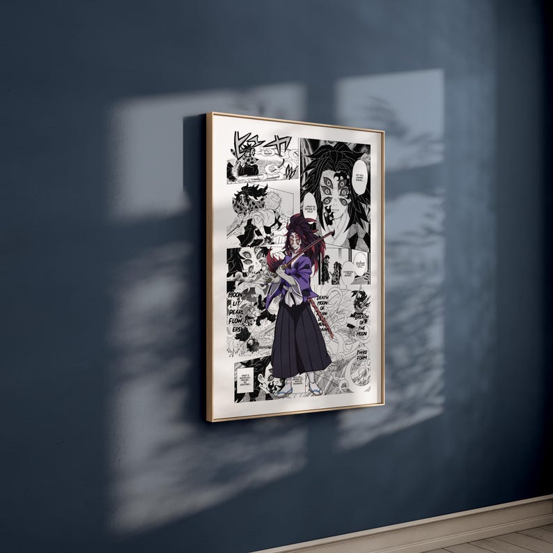 Puede incluir: Impresi&oacute;n art&iacute;stica enmarcada de manga con una ilustraci&oacute;n en blanco y negro de un personaje con un atuendo morado y negro sosteniendo una espada. La obra de arte est&aacute; en un marco dorado y cuelga de una pared azul oscuro.