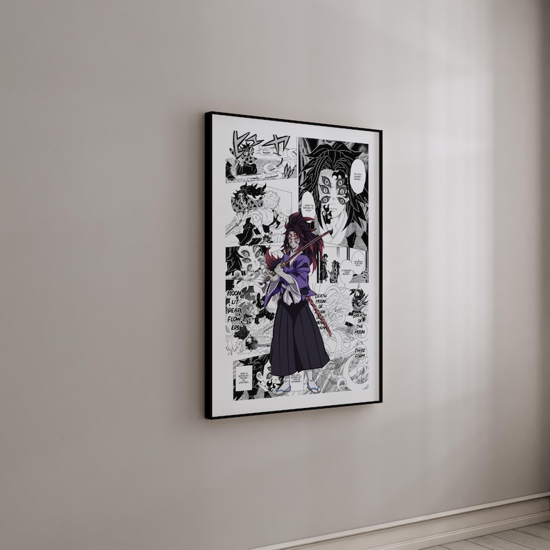 Puede incluir: Una impresi&oacute;n art&iacute;stica de manga en blanco y negro enmarcada. La obra de arte representa a un personaje con un atuendo morado y negro sosteniendo una espada. La impresi&oacute;n es de una serie de manga japonesa, con bocadillos y escenas de acci&oacute;n.