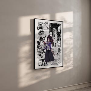 Puede incluir: Impresi&oacute;n enmarcada en negro de una p&aacute;gina de c&oacute;mic manga. La obra de arte es en blanco y negro, con un personaje con un atuendo morado y negro sosteniendo una espada. El fondo est&aacute; lleno de paneles de acci&oacute;n y bocadillos.