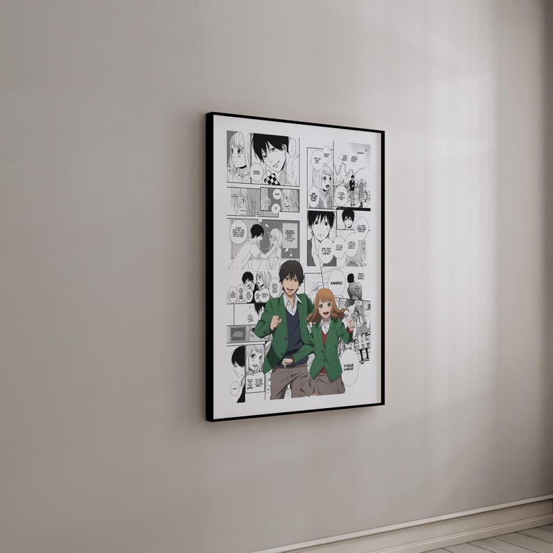 Op de afbeelding: Een zwart-wit manga-kunstprint in een lijst. Het kunstwerk bestaat uit meerdere panelen die verschillende sc&egrave;nes en personages uitbeelden. De centrale afbeelding toont twee personages in groene jassen die rennen.
