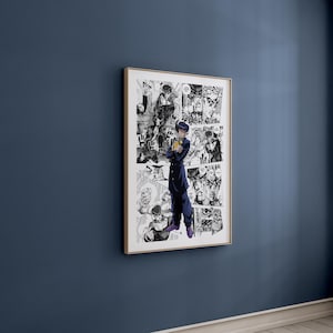 Puede incluir: Una impresi&oacute;n art&iacute;stica enmarcada de manga que presenta un personaje con uniforme azul oscuro y zapatos morados, sobre un fondo de paneles de c&oacute;mic en blanco y negro. La obra de arte se exhibe en una pared, con un marco dorado.