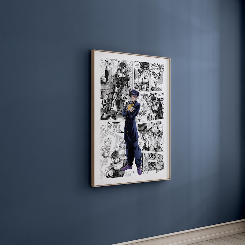 Puede incluir: Una impresi&oacute;n art&iacute;stica enmarcada de manga que presenta un personaje con uniforme azul oscuro y zapatos morados, sobre un fondo de paneles de c&oacute;mic en blanco y negro. La obra de arte se exhibe en una pared, con un marco dorado.