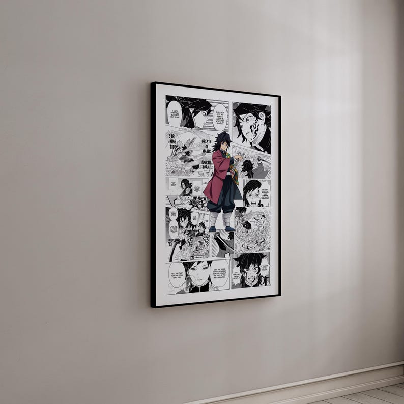 Puede incluir: Un p&oacute;ster enmarcado en blanco y negro, con paneles de un manga japon&eacute;s. La obra presenta un personaje con un atuendo rojo y negro, rodeado de escenas de acci&oacute;n y bocadillos de di&aacute;logo. El p&oacute;ster est&aacute; colgado en una pared blanca.