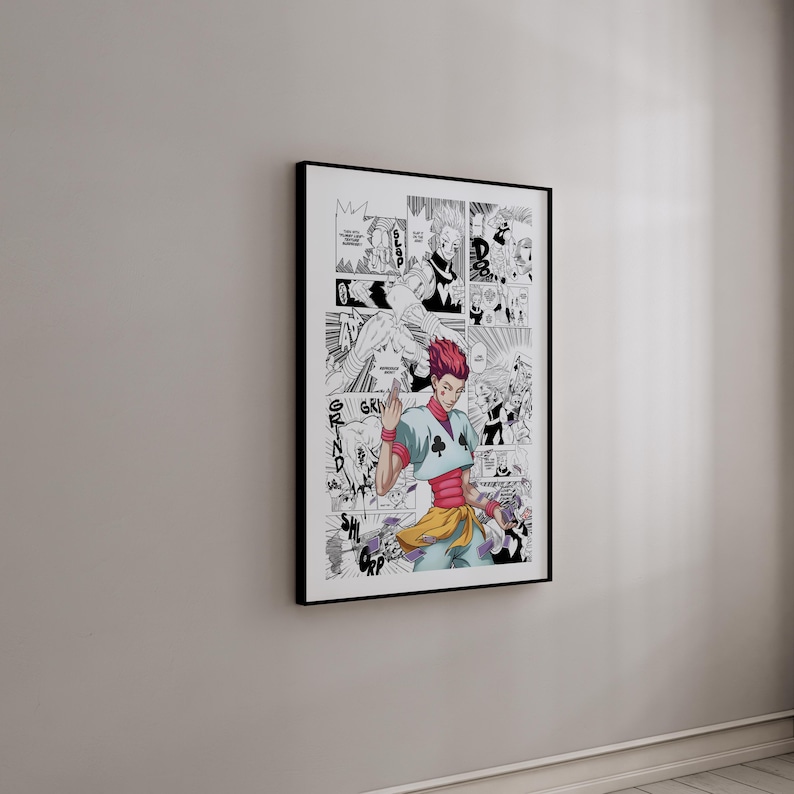 Puede incluir: Un p&oacute;ster enmarcado de arte manga con un personaje de pelo rojo y un atuendo turquesa y rojo. La obra de arte es en blanco y negro, con bocadillos y l&iacute;neas de acci&oacute;n. El p&oacute;ster se muestra en una pared gris claro.