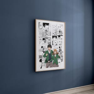 Op de afbeelding: Ingelijste manga-kunstprint met een zwart-wit stripverhaal met een stel in groene jassen. Het kunstwerk zit in een gouden lijst en hangt aan een donkerblauwe muur.