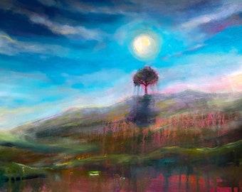 Pode incluir: Uma pintura de uma árvore solitária no topo de uma colina com uma lua brilhante no céu. O céu é de um azul vibrante com nuvens tênues. A colina está coberta de grama verde e flores silvestres. A pintura tem uma atmosfera de sonho e etérea.