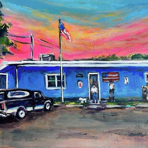 Puede incluir: Una pintura de una casa azul con molduras blancas y una bandera estadounidense roja, blanca y azul ondeando frente a ella. Hay una camioneta negra estacionada frente a la casa y un perro blanco caminando frente a la casa. El cielo es de un rosa y naranja vibrantes.