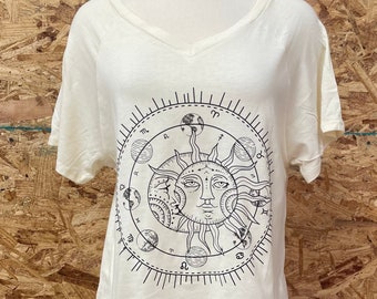 T-shirt da donna con scollo a V sciolto e planetario astrologico SOLE e luna Made in USA