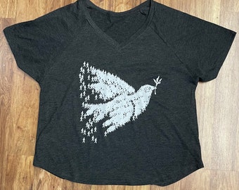 People For Peace / Peace Dove T-shirt ampia con scollo a V Made in USA