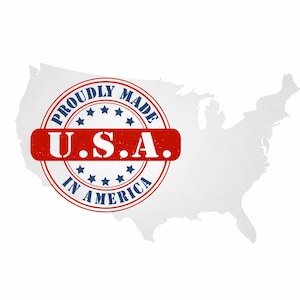 Puede incluir: Un contorno blanco de los Estados Unidos con un sello circular rojo, blanco y azul. El sello dice "PROUDLY MADE IN AMERICA" alrededor del borde, con "U.S.A." en un rect&aacute;ngulo rojo en el centro.