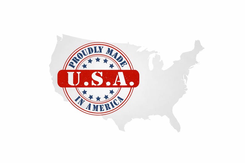 Puede incluir: Un contorno blanco de los Estados Unidos con un sello circular rojo, blanco y azul. El sello dice "PROUDLY MADE IN AMERICA" alrededor del borde, con "U.S.A." en un rect&aacute;ngulo rojo en el centro.