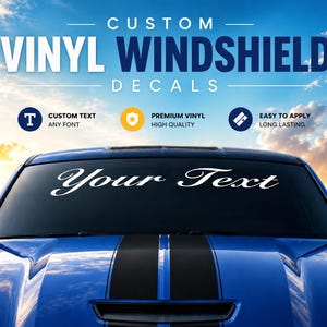 Puede incluir: Un coche azul con una franja negra en el capó presenta un adhesivo de vinilo blanco para el parabrisas con el texto Your Text. El gráfico incluye iconos para texto personalizado, vinilo premium y fácil aplicación sobre un cielo.