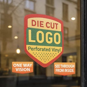 Könnte beinhalten: Ein schildförmiger Aufkleber aus perforiertem Vinyl mit roten, gelben und grünen Bereichen. Der Text lautet DIE CUT LOGO und Perforated Vinyl. Zwei kleinere orangefarbene rechteckige Etiketten darunter zeigen ONE WAY VISION und SEE THROUGH FROM INSIDE.