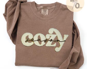 Chenille Patch ‘Cozy Season’ Sweatshirt, Trendiga Chenille-lappar, Bekväm Gildan Sweatshirt, Höst- och vintertröjor, Mammatröjor