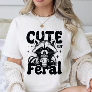 Png mignon mais sauvage, citations sarcastiques drôles, meme drôle de raton laveur, Png Png sarcastique, rétro vintage, dessins d'animaux à la mode, t-shirt humour adulte