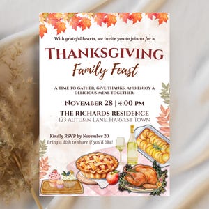 Könnte beinhalten: Einladung zum Thanksgiving Family Feast mit Aquarellillustrationen von Kuchen, gebratenem Truthahn und anderen Gerichten. Die Einladung enthält den Text "Thanksgiving Family Feast" und Veranstaltungsdetails mit herbstlichen Blättern.