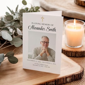 Op de afbeelding: Een herdenkingskaart met de tekst "IN LOVING MEMORY OF Alexander Smith" en een foto van een man met een bril. De kaart bevat de data "15 november 1955 - 5 december 2025" en informatie over de kerk. Een brandende kaars staat in de buurt.