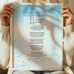 Poema fúnebre por la pérdida de una madre, abuela o hija. Letrero conmemorativo para la mesa. "Mientras estoy aquí en el cielo", Carta del cielo como regalo de condolencia. JPG digital.