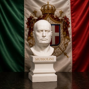 Peut inclure: Un buste blanc de Benito Mussolini avec une finition mate lisse, placé sur un piédestal carré avec le nom MUSSOLINI gravé en lettres dorées sur le devant, devant un drapeau italien aux bandes verticales verte, blanche et rouge.