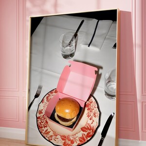 Wydruk artystyczny Gourmet Cheeseburger, plakat ścienny Retro Fast Food Pink Burger, wystrój kuchni w mieszkaniu z wózkiem barowym z hamburgerami, prezent dla smakoszy, cyfrowy