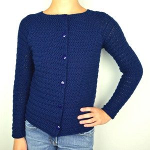 以下が含まれることがあります： ボタン留めの長袖の紺色のクロシェ編みカーディガン