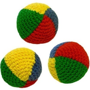Puede incluir: Tres bolas de crochet en rojo, amarillo, verde y azul. Cada bola está hecha de hilo y tiene una combinación de colores diferente.