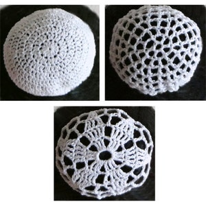 Puede incluir: Tres cubiertas para moño de pelo de crochet blanco. La primera es una cubierta de moño de crochet sólido. La segunda es una cubierta de moño de crochet con un diseño de encaje. La tercera es una cubierta de moño de crochet con un diseño de encaje más intrincado.