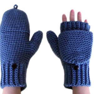 Könnte beinhalten: Ein Paar blaue, gehäkelte Fingerhandschuhe mit Daumenabdeckung. Die Handschuhe haben einen Knopf am Handgelenk.