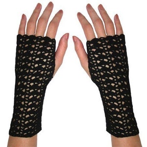 Könnte beinhalten: Ein Paar schwarze Fingerlose Handschuhe mit einem gehäkelten Spitzenmuster.