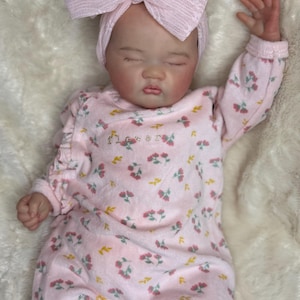 Reborn Baby Ashia 52 cm | Lalka Reborn z winylu z materiałem | Chłopiec lub dziewczynka | Ręcznie robiona