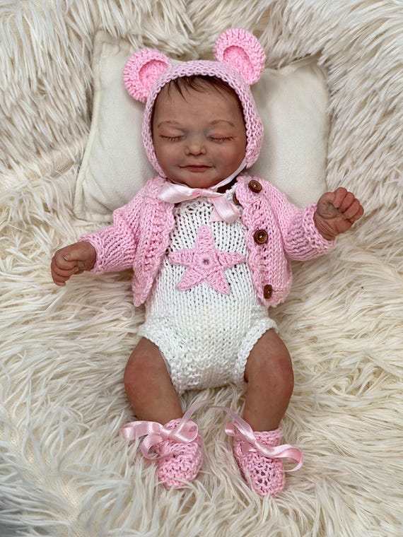 Bebé Reborn de silicona EcoFlex Dreams 30 cm – Niña realista con sistema de bebida y moja pañal – Con pendientes, peluche