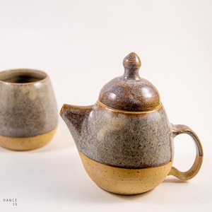 Handgefertigtes Keramik Tee-Set: Rustikale Steingut Teekanne und Tasse