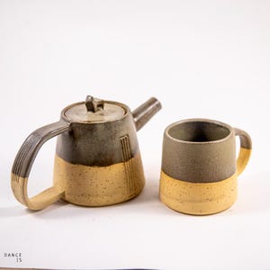 Handgemaakte keramische theepot en kopjes set — gespikkelde klei met gedempt groen-grijs glazuur