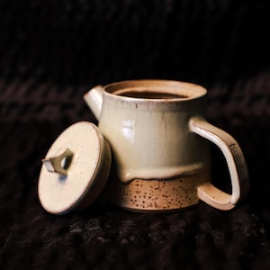 Teiera in ceramica artigianale – toni menta e terra