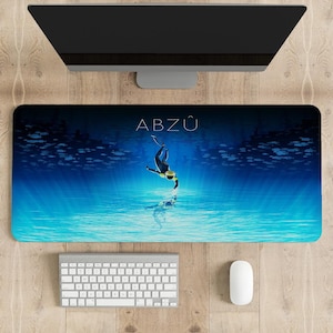Pode incluir: Um tapete de rato para jogos azul e branco com um mergulhador na água e a palavra "ABZÛ" em texto branco.