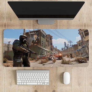 Puede incluir: Un tapete de ratón para videojuegos que presenta una escena de ciudad distópica con un personaje que lleva una máscara de gas y sostiene un rifle. La escena incluye un edificio con una valla publicitaria que dice "Cobalt 7 Employee Services".