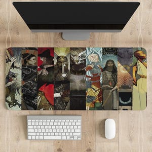 Puede incluir: Una alfombrilla de ratón rectangular con un collage de ilustraciones de personajes de fantasía. La obra de arte está dividida en paneles verticales con una variedad de personajes con diferentes atuendos y estilos. Se ven un monitor de ordenador, un teclado y un ratón.