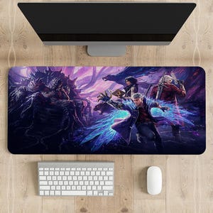 Pode incluir: Um mousepad retangular com uma ilustração dinâmica de personagens de videogame em ação, em um fundo roxo e azul. O design apresenta figuras com armas, com um teclado e um mouse abaixo.