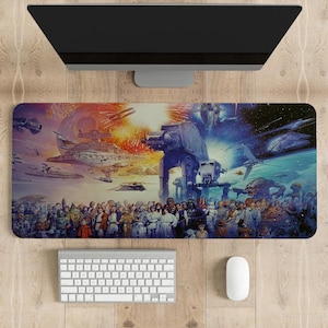 Könnte beinhalten: Eine farbenfrohe Star Wars-Tischmatte mit Charakteren und Raumschiffen aus dem Franchise. Die Matte ist rechteckig und hat einen dunkelblauen Hintergrund mit einer Vielzahl von Farben und Details.