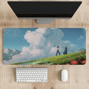 Könnte beinhalten: Rechteckige Schreibtischunterlage mit einer malerischen Illustration von zwei Figuren, die auf einem grasbewachsenen Hügel mit Blumen, Bergen und Wolken spazieren gehen. Eine Tastatur, eine Maus und ein Computermonitor sind sichtbar.