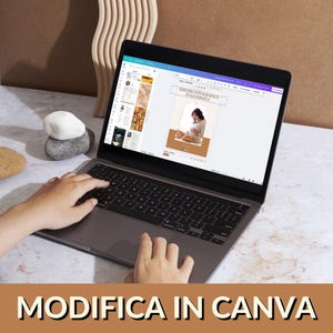 Pode incluir: Um computador port&aacute;til exibindo um modelo de design Canva para um servi&ccedil;o de fotografia de maternidade. O design apresenta uma mulher com um vestido branco segurando sua barriga, com o texto "SERVIZIO FOTOGRAFICO DI MATERNITA'" acima dela.